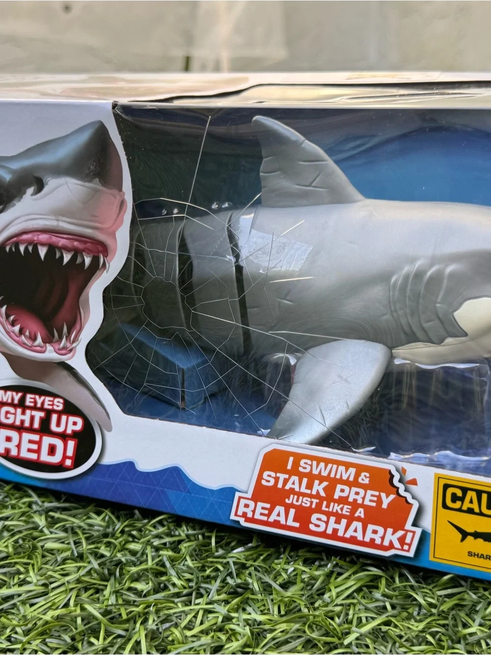Robo Alive Great White Shark Series 1 by Zuru, Battery-Powered Robotic Light up